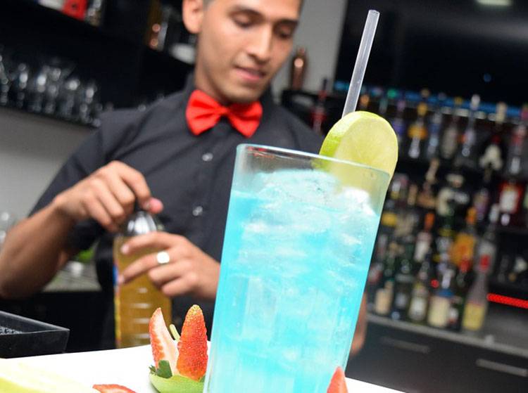 barman pokaz barmański drinki wesele atrakcje weselne