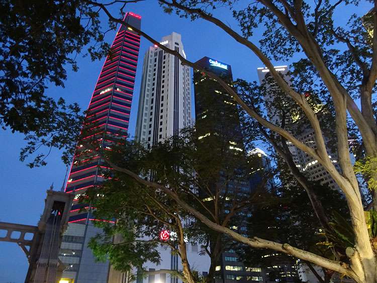 Singapur ciekawostki wieżowce skyscrapers city Singapore by night