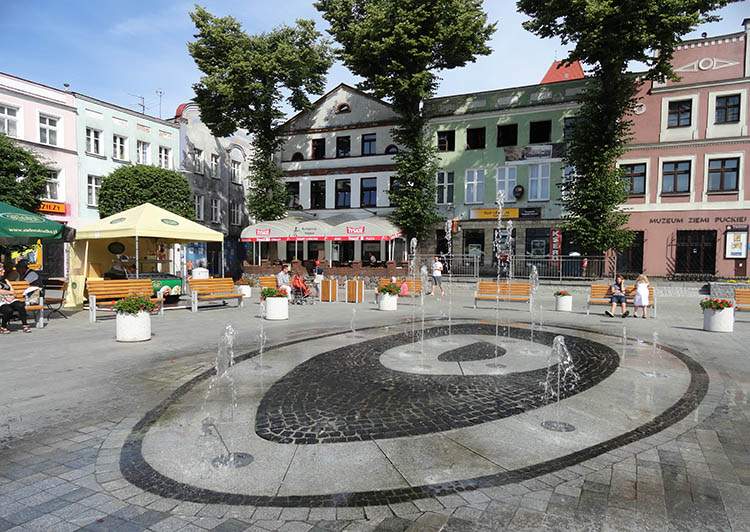 Puck ciekawostki rynek w Pucku fontanna