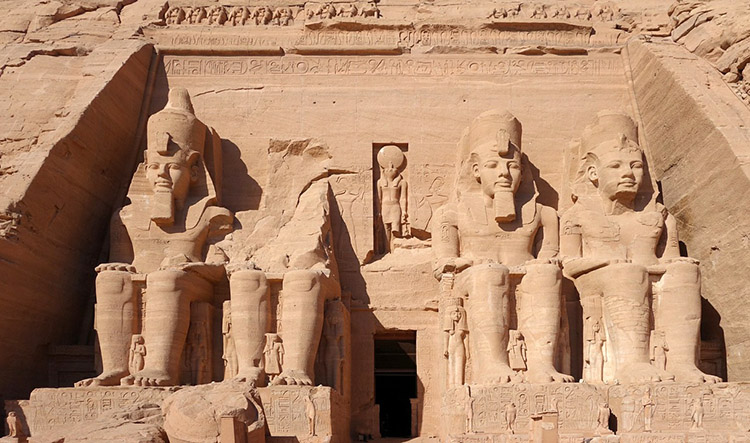 Abu Simbel starożytny Egipt ciekawostki mumie zabytki