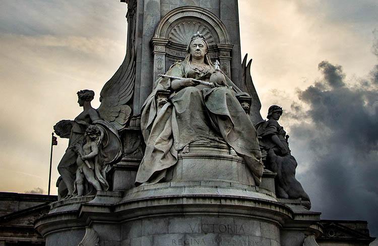 Pomnik Królowej Wiktorii ciekawostki o Londynie London Anglia