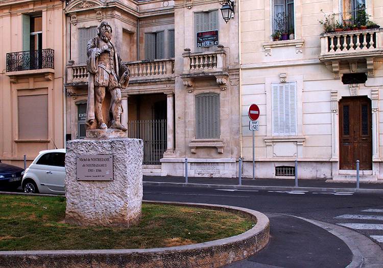 Nostradamus ciekawostki salon-de-provence jasnowidz centurie przepowiednie koniec świata