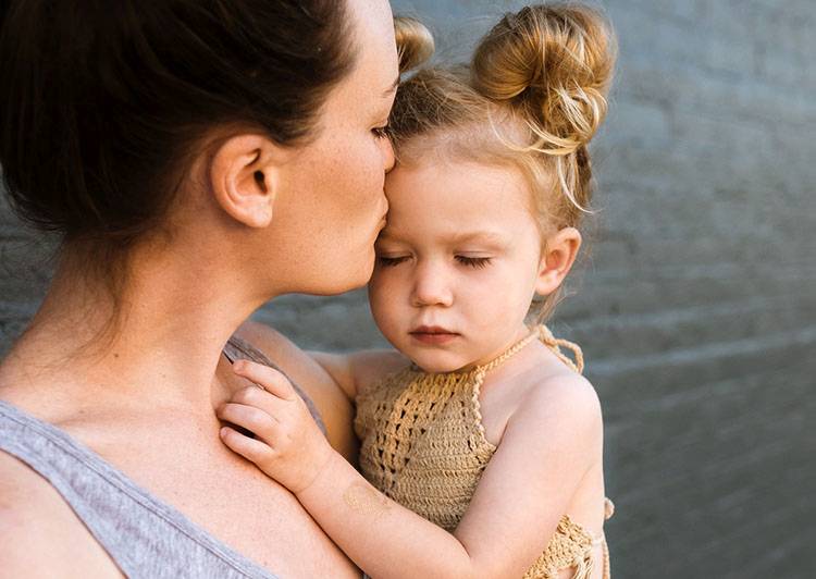 mama dowcipy o mamie dziecko dzieci pocałunek całowanie ciekawostki pocałunki miłość Walentynki człowiek