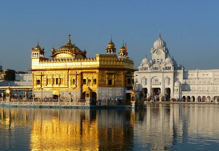 Złota Świątynia Amritsar w Indiach atrakcje kultura zabytki