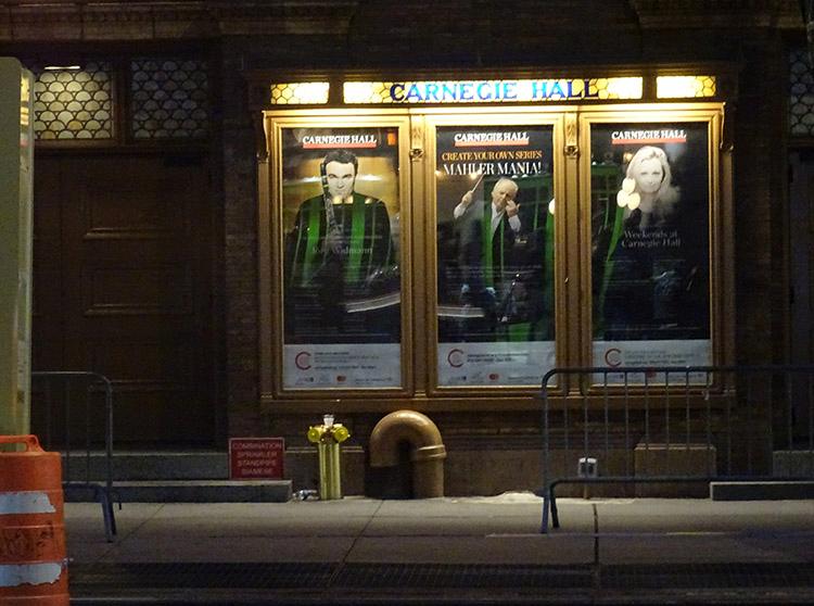 plakaty gabloty noc ulica Manhattan Nowy Jork