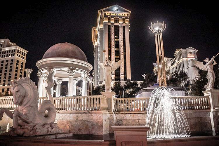 hotel kasyno Caesars Palace noc fontanna Nevada kasyna
