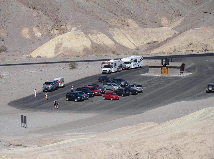 parking w Death Valley