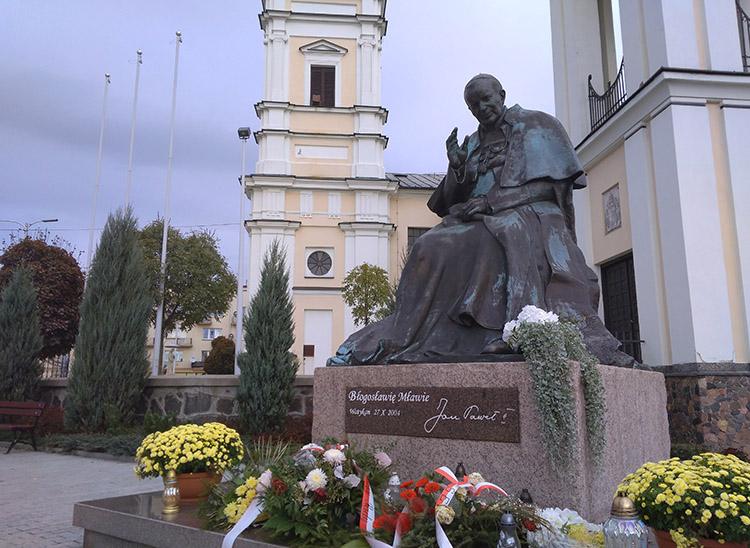 Jan Paweł II pomnik Kościół świętej Trójcy Mława ciekawostki
