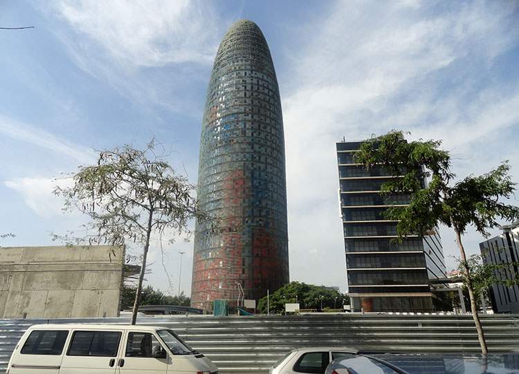 wieżowiec Torre Agbar Barcelona ciekawostki