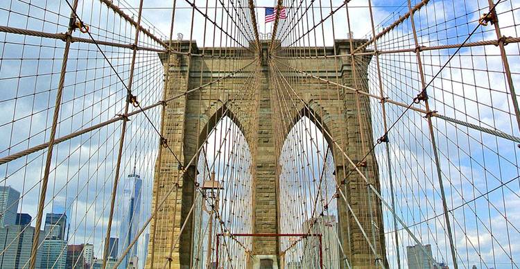Brooklyn Bridge Most Brooklyński Nowy Jork ciekawostki NYC flaga amerykańska ciekawostki USA Stany Zjednoczone