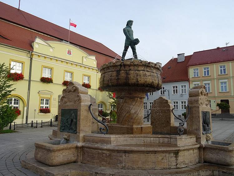 ratusz rynek fontanna rybaka Darłowo ciekawostki atrakcje zabytki