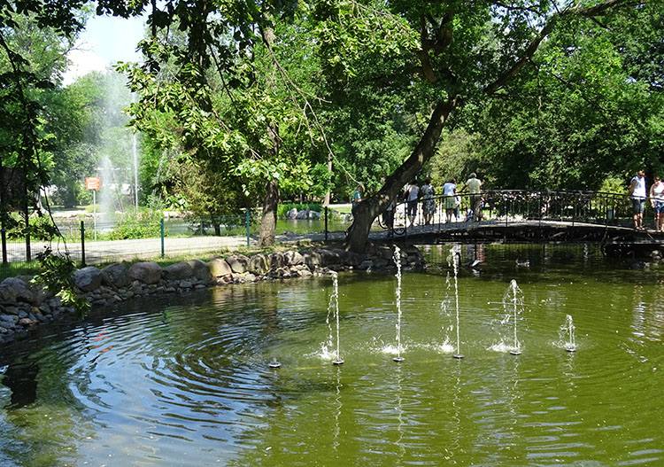 woda fontanny zieleń Park Zdrojowy w Ciechocinku