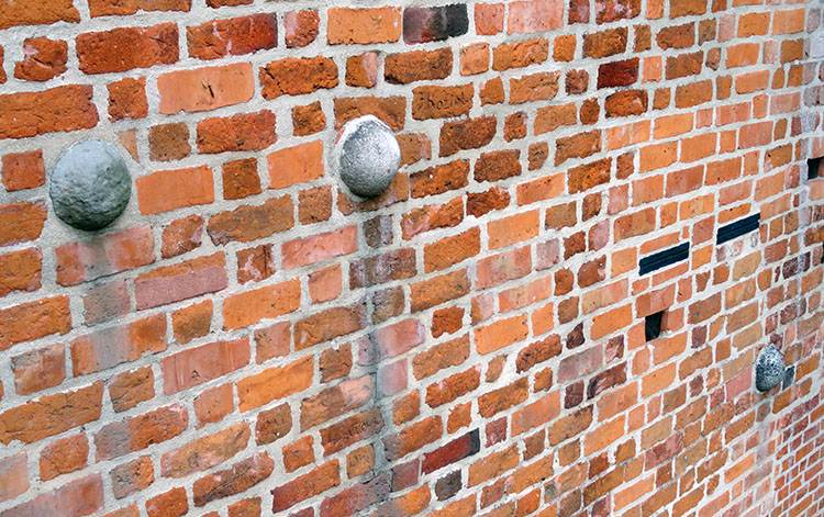 Mysia Wieża atrakcje mur kule armatnie mur cegły