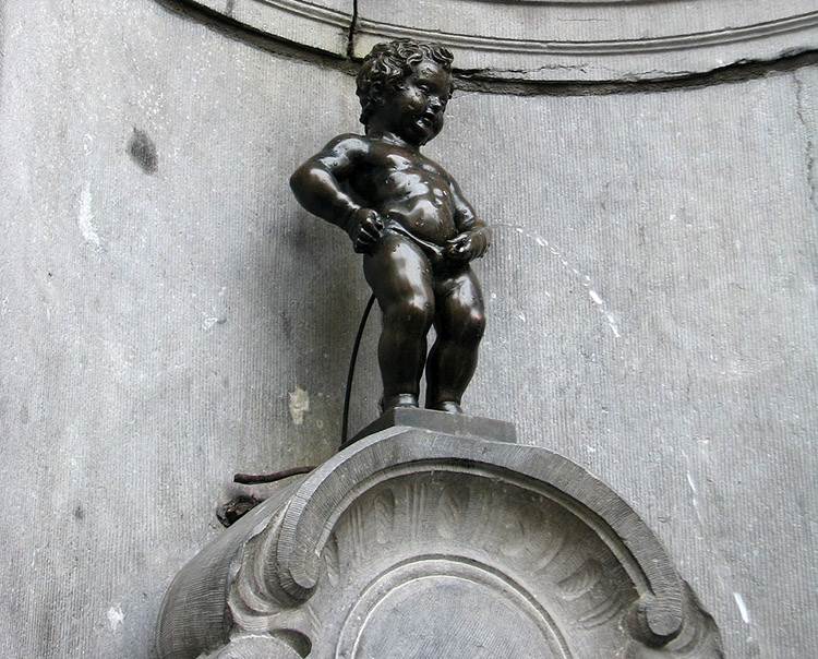 Bruksela ciekawostki o Brukseli Belgia Manneken Pis siusiający chłopiec