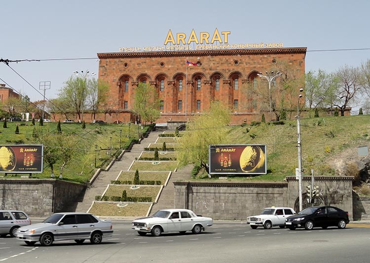 Ararat koniak alkohol Erywań ciekawostki atrakcje zabytki Armenia Yerevan