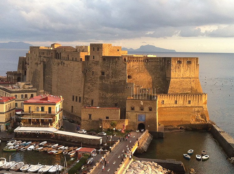 Castel dell'Ovo Neapol ciekawostki atrakcje zabytki Włochy Napoli