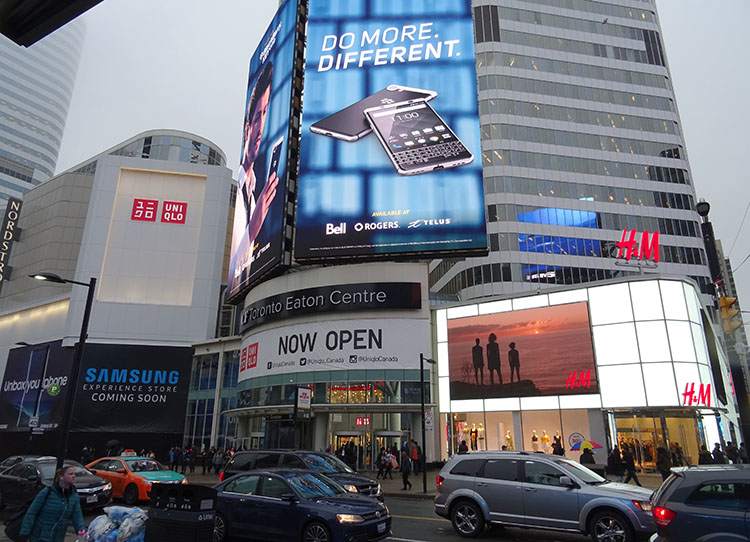 Dundas Square Toronto ciekawostki Kanada atrakcje