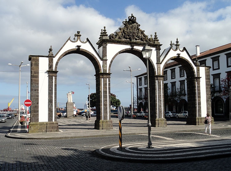Portas de Cidade wrota Ponta Delgada ciekawostki Sao Miguel Azory atrakcje