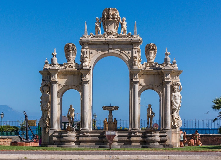 fontanna fontana del Gigante w Neapolu atrakcje zabytki Włochy Napoli