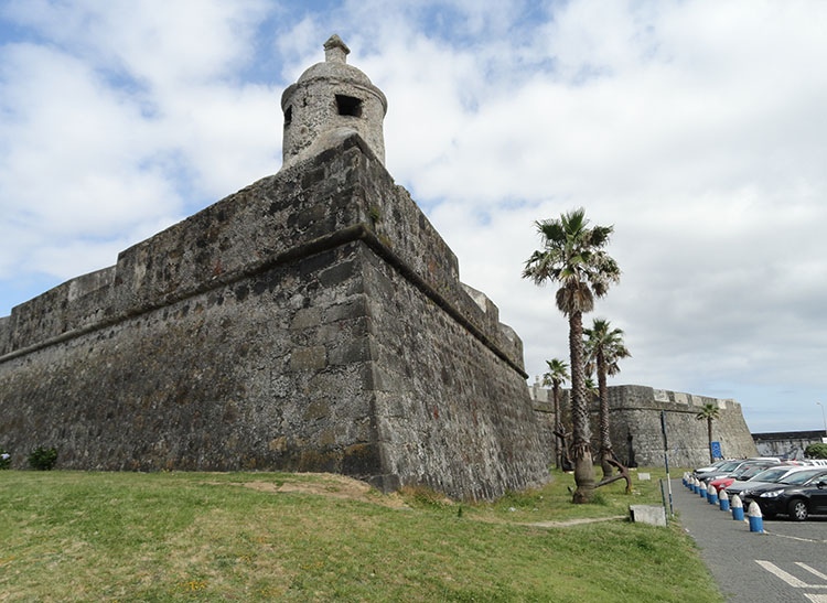 fort Sao Bras Ponta Delgada ciekawostki Sao Miguel Azory atrakcje