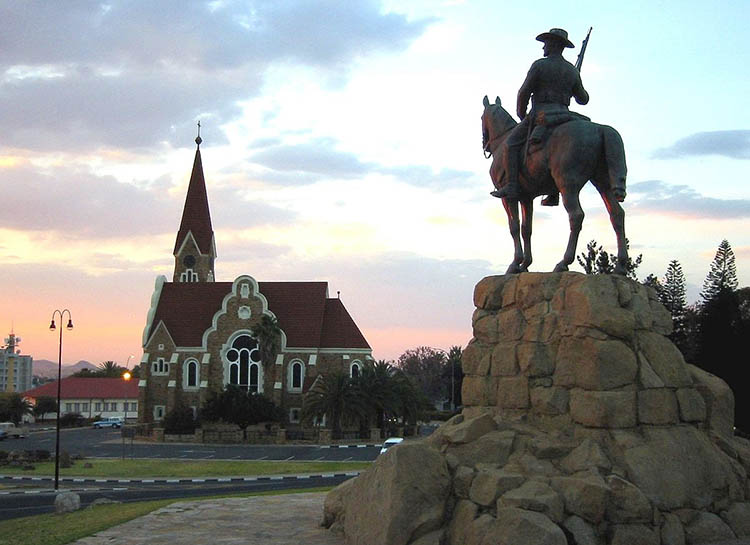 pomnik jeźdźca Windhuk Namibia ciekawostki atrakcje stolica miasto 