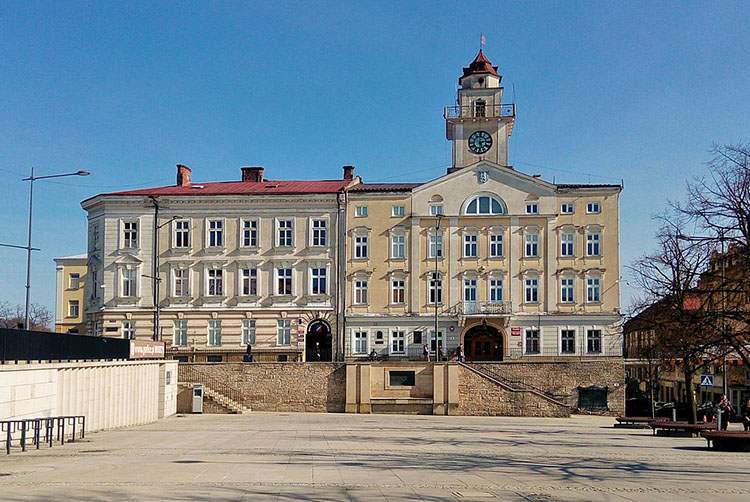Gorlice ciekawostki ratusz rynek zabytki