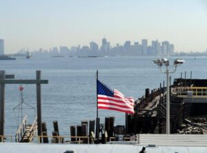 Staten Island nowojorski Manhattan wieżowce woda zatoka flaga USA
