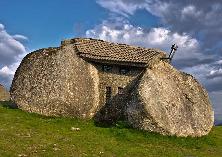 Casa do Penedo Portugalia najdziwniejsze budowle świata architektura