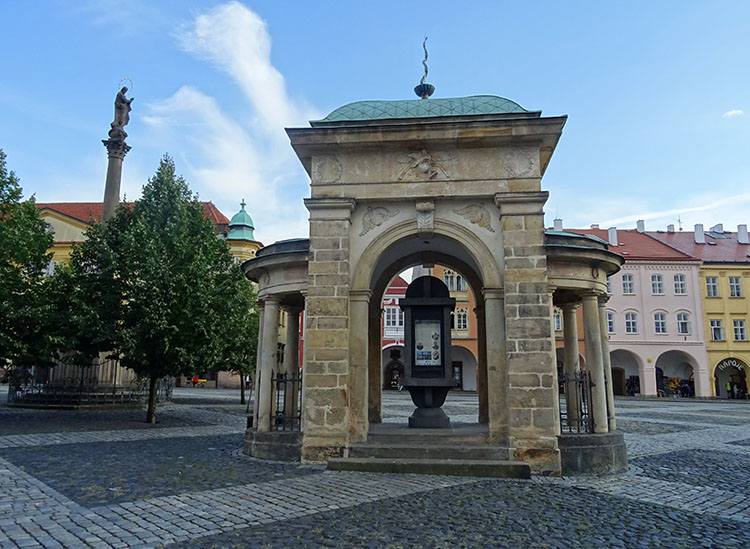 fontanna rynek Jiczyn Czechy ciekawostki atrakcje zabytki