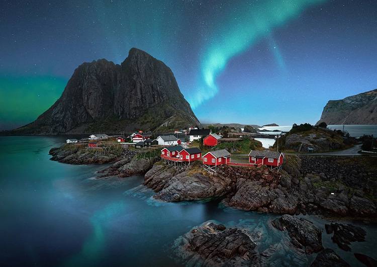 Lofoty zorza polarna mad Norwegią