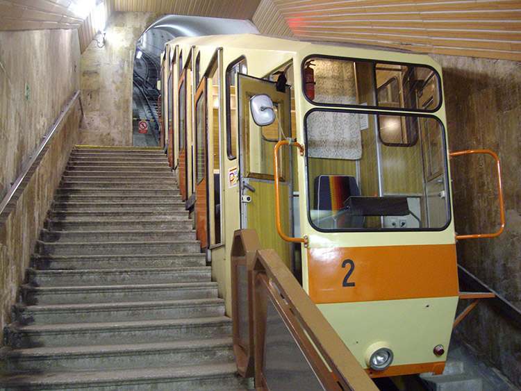 metro kolej w Karlowych Warach
