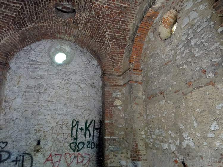 wnętrze Wieży Ariańskiej grobisko ariańskie Krynica woj. lubelskie zabytki