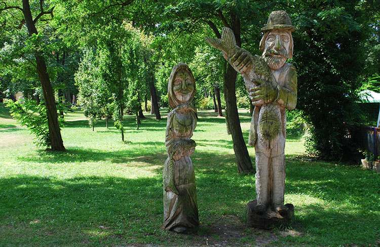 park w Dziwnowie rzeźby drewniane
