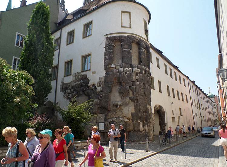 Porta Pretoria w Ratyzbonie Regensburg Stare Miasto wycieczka turyści