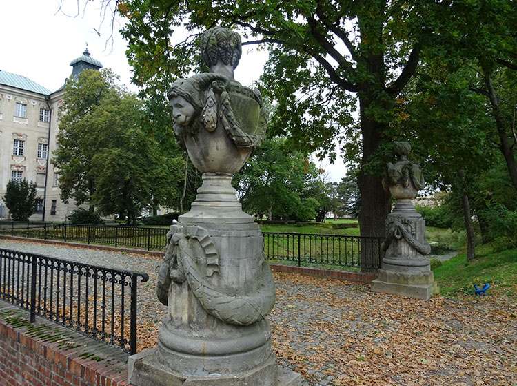 park zamkowy rzeźby w parku w Rydzynie