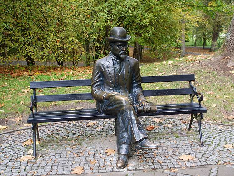 Park Zdrojowy w Nałęczowie ławeczka Bolesława Prusa 