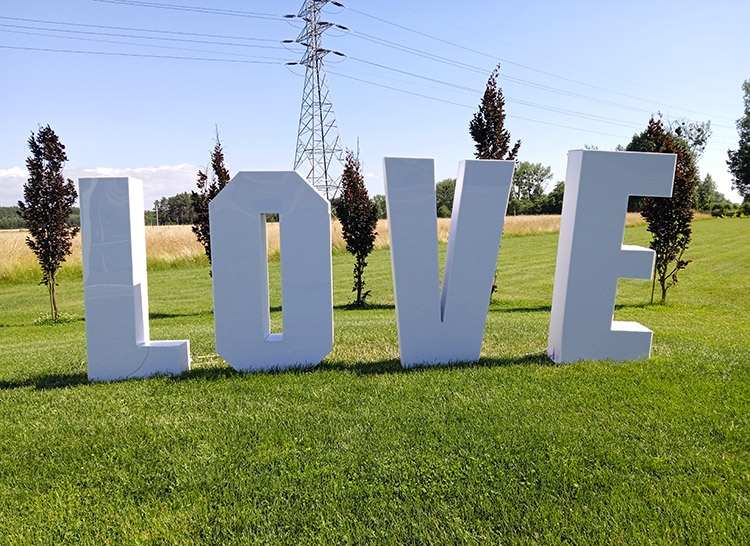 napis LOVE atrakcje na wesele w Krakowie Małopolska
