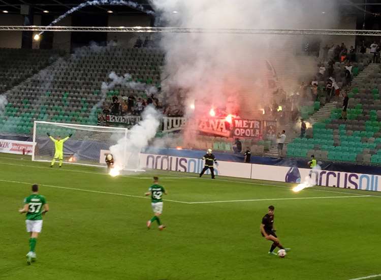 Olimpija Ljubljana Stozice Stadium mecz piłkarski petardy strażacy