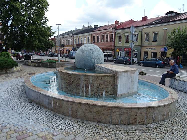 fontanna na rynku Chmielnik rynek atrakcje co zobaczyć