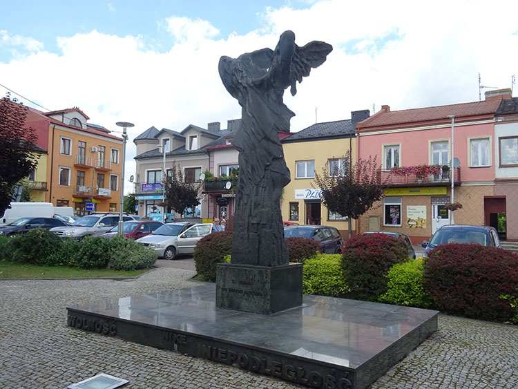 pomnik Nike z Samotraki rynek w Chmielniku świętokrzyskie