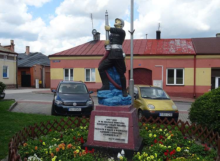 pomnik strażaka w Chmielniku świętokrzyskie