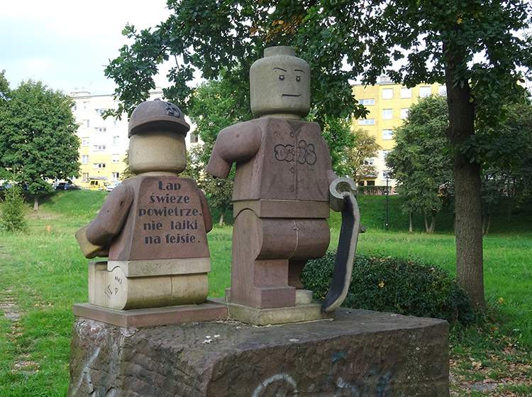 park przy zalewie Kamionka pomnik LEGO