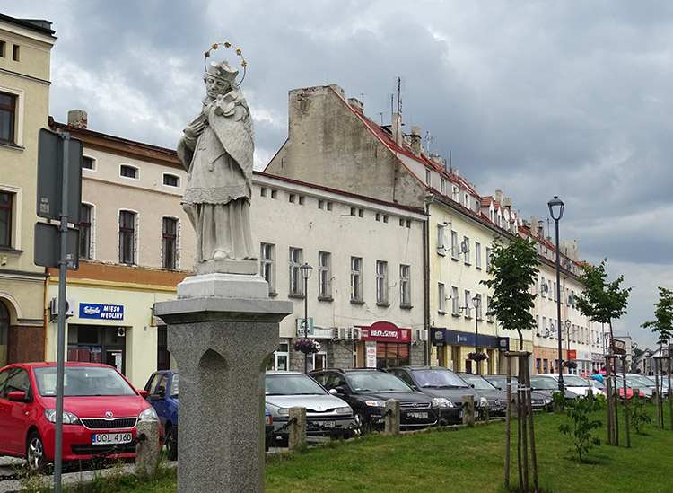 św. Nepomucen figura rynek w Dobrodzieniu Guttentag opolskie