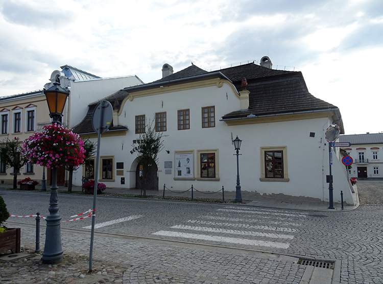 Dom na dołkach Muzeum Regionalne w Starym Sączu rynek