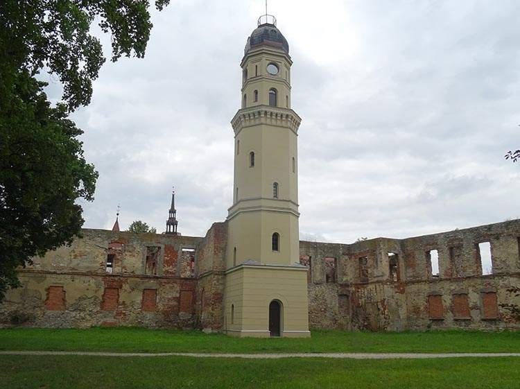 wieża zamkowa Strzelce Opolskie zamek ruiny zabytki