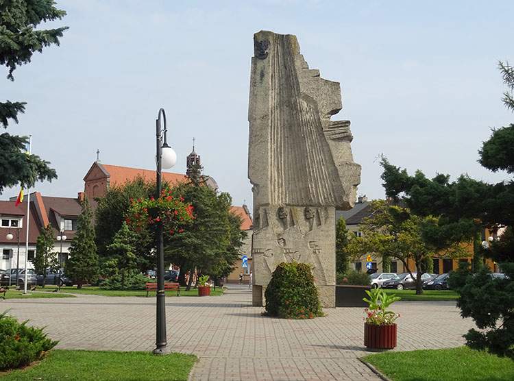 pomnik na rynku w Radziejowie