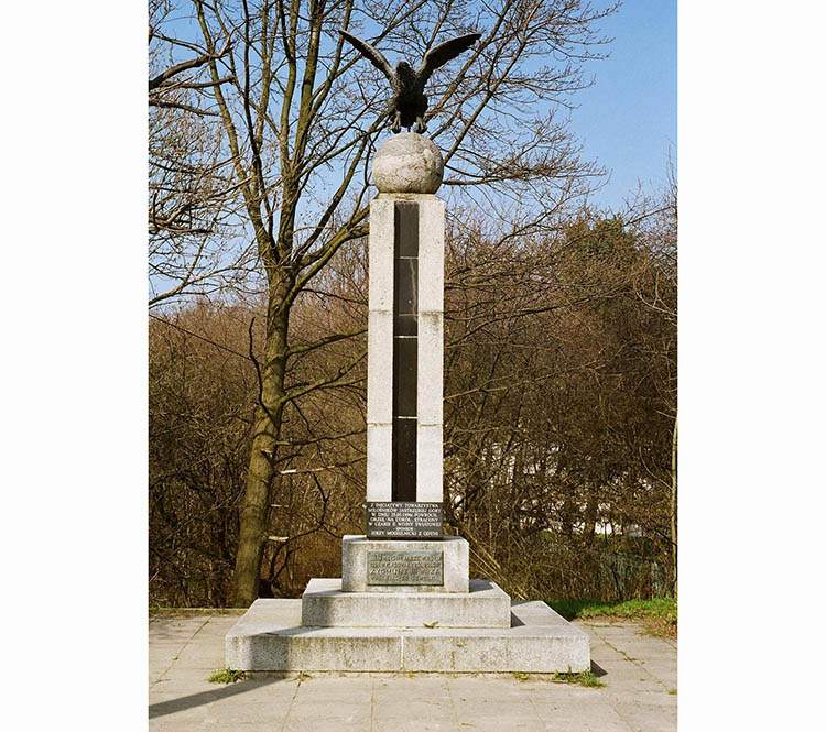 pomnik w Jastrzębiej Górze obok Lisiego Jaru