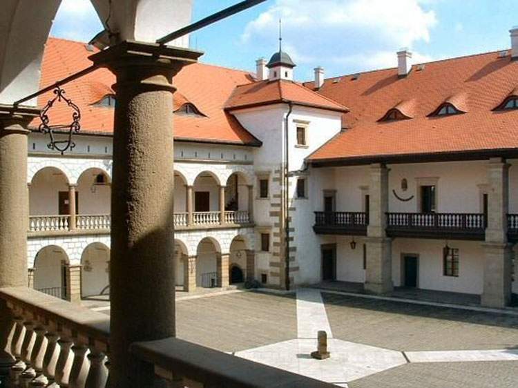 dziedziniec zamku Niepołomice ciekawostki zabytki atrakcje