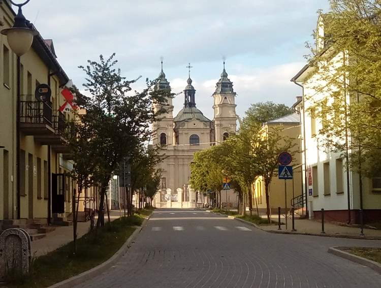 ulica Kościelna kościół św. Ludwika we Włodawie
