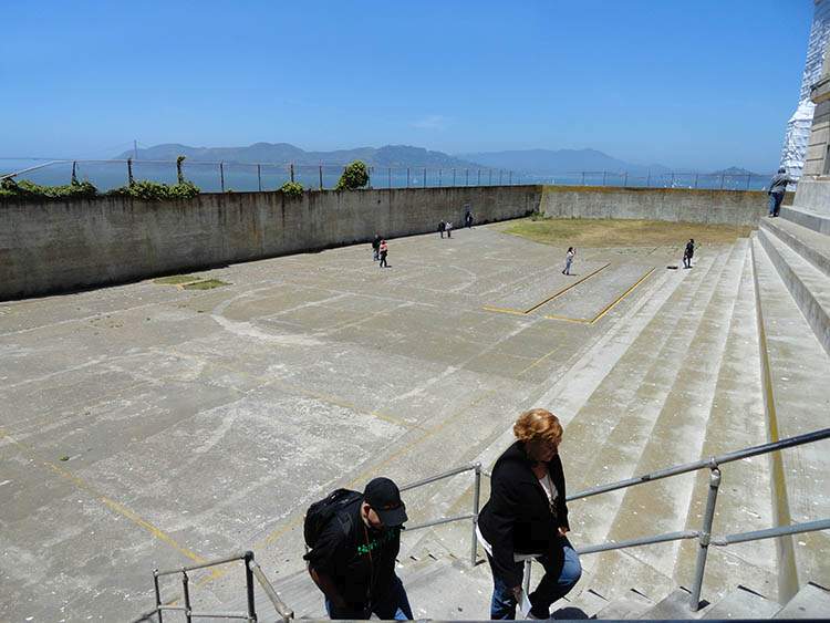 spacerniak przy więzieniu Recreation Yard
